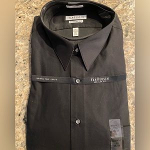 Men’s Van Heusen wrinkle free shirt. 17.5 x 34/35